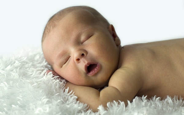 علت و عوارض خوابیدن کودک با دهان باز