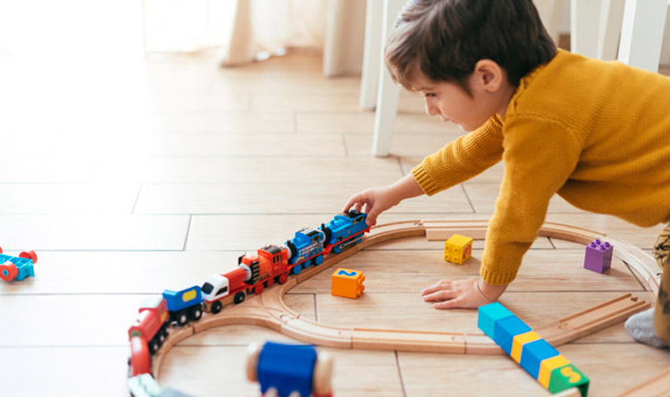 بازی کودک با قطار