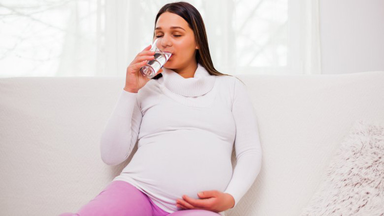 نوشیدن آب برای جلوگیری از یبوست در بارداری