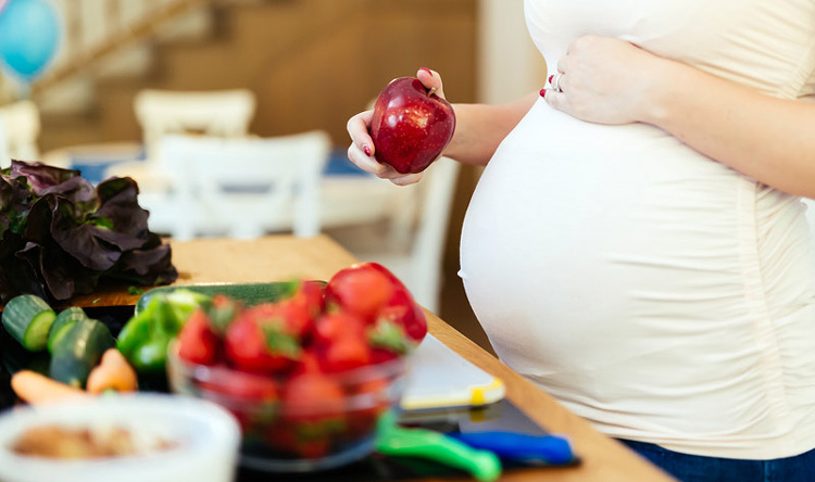 خوردن سیب و خوراکی های مقوی در بارداری