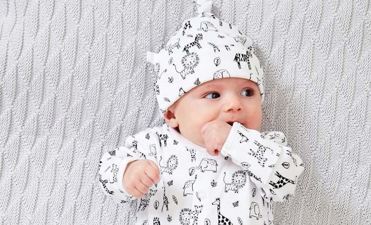 لباس پوشاندن زیاد به نوزاد باعث عرق کردن سر او میشود