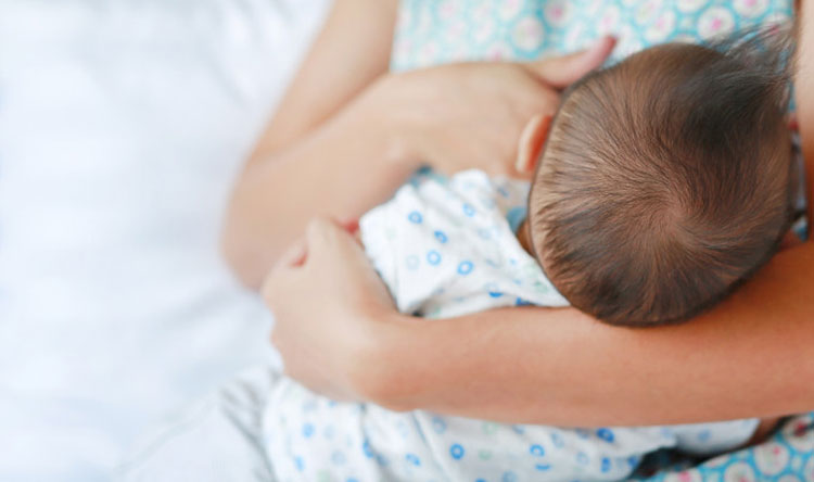 عرق کردن نوزاد هنگام شیر خوردن