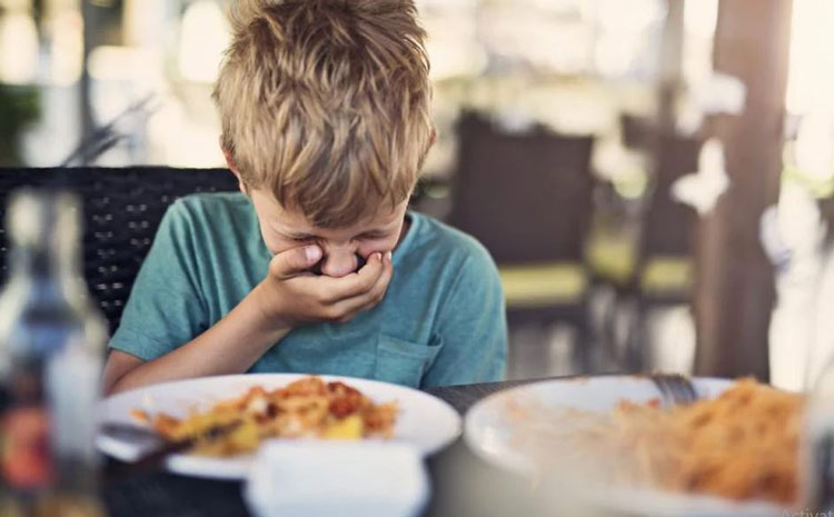 مسمومیت غذایی در کودکان
