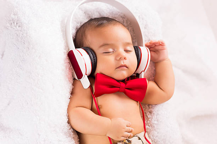 گوش دادن نوزاد به موسیقی