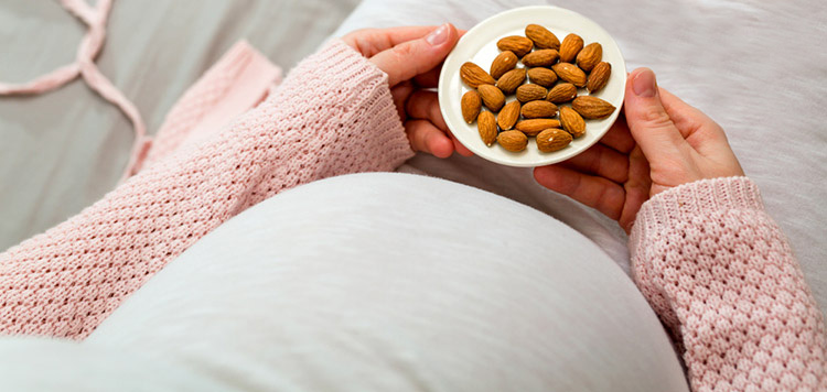 خوردن بادام در بارداری