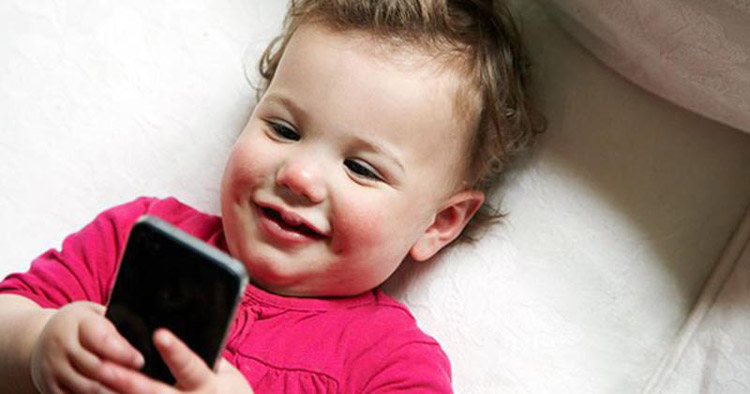 نوزاد در حال استفاده از موبایل