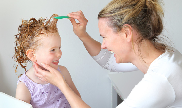 شانه زدن موی بچه موثر در پرپشت شدن مووها