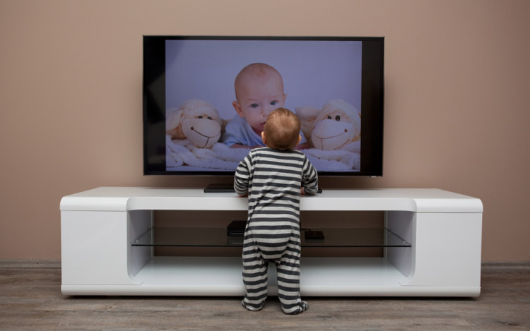 نوزاد در حال تماشای تلویزیون در فاصله نزدیک