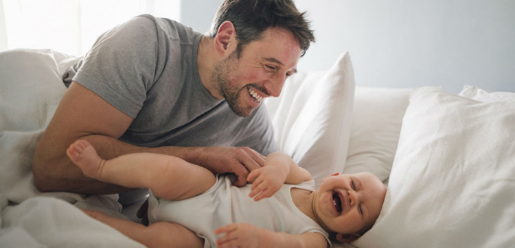 رابطه بین پدر و نوزاد، بازی کردن پدر با نوزاد