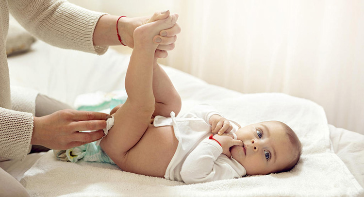 مدفوع نوزاد و تعویض به موقع پوشک برای جلوگیری از سوزش پای نوزاد