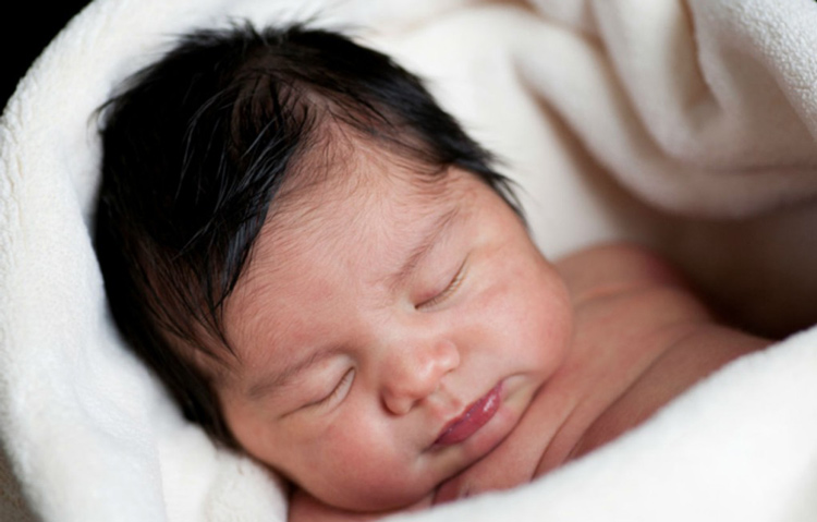 نوزاد با موی پرپشت در هنگام تولد