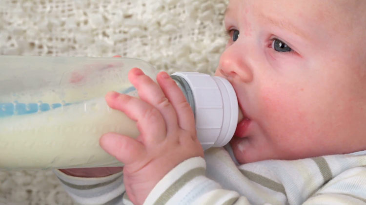 نفخ در نوزادان ممکن است به دلیل شیر خوردن سریع باشد