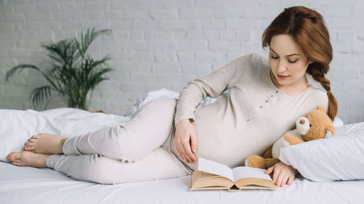 کتاب خواندن مادر باردار برای جنین درون شکم و تقویت هوش جنین