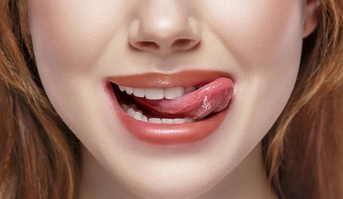 علل خشکی و پوسته پوسته شدن لب در بارداری + روش درمان