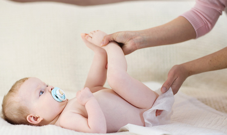 برای درمان یبوست نوزاد می‌توانید از آب گلابی استفاده کنید