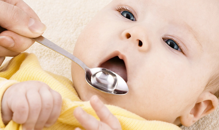 درمان کم خونی نوزاد با دادن قطره آهن