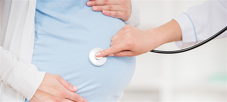 معاینه توسط پزشک در دوران بارداری برای اطمینان از سلامت جنین