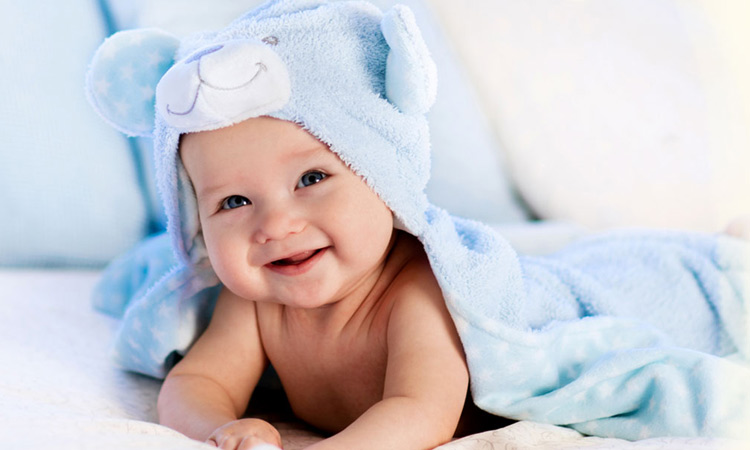 لبخند زدن بچه‌ها از زمان تولد شروع می‌شود اما فقط وقتی خواب هستند، لبخند می‌زنند