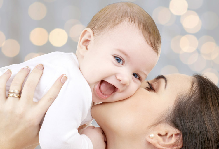 تاثیر بغل کردن نوزاد بر آرامش و هوش او