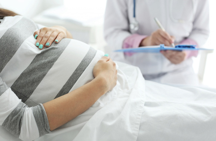 بارداری پر خطر و معاینه زن باردار توسط پزشک