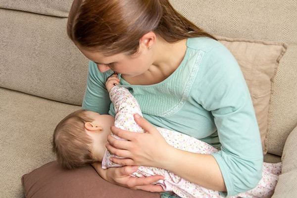 15 دلیل گریه نوزاد بعد از شیر خوردن که نمی دانید!