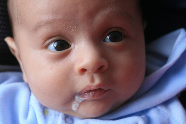 5 دلیل کف کردن دهان نوزاد در هنگام خواب