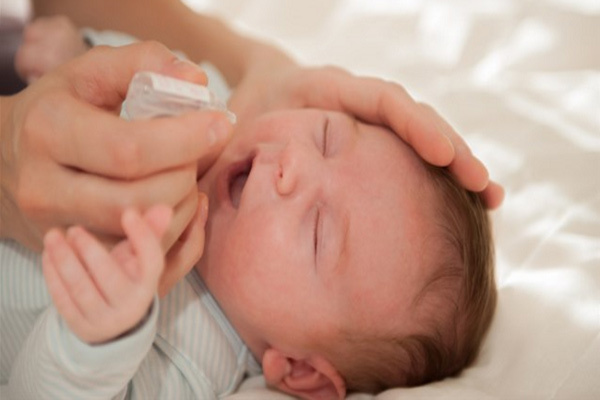 گرفتگی بینی نوزاد: چگونه بینی گرفته نوزاد را پاک کنیم؟