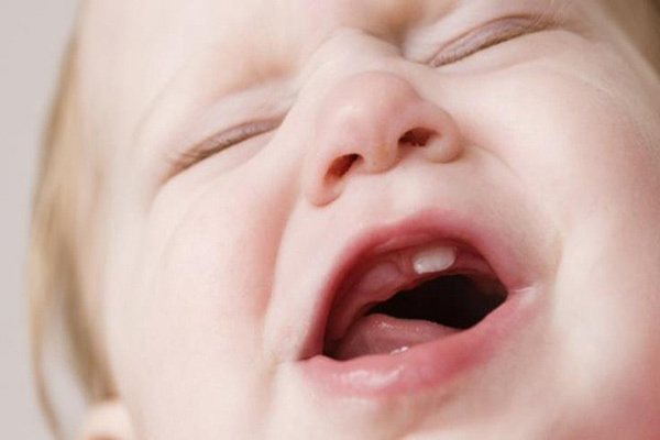 آبریزش بینی نوزاد می تواند از علائم دندان درآوردن کودک باشد؟