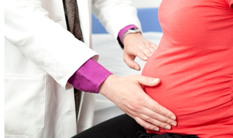 معاینه پزشک در دوران بارداری برای سلامت جنین