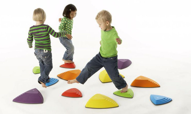 مشکلات حرکتی در کودکان می تواند مربوط به اشکال در مهارت های حرکتی درشت مانند بازی کردن با توپ و یا مربوط به اشکال در مهارت های حرکتی ظریف مانند رنگ کردن باشد.