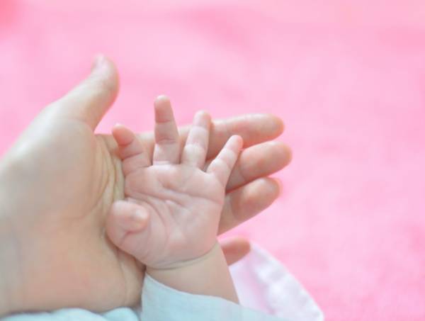 گریه نوزاد در رحم مادر اثر انگشت جنین