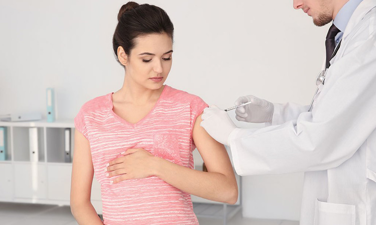 اگر خانم بارداری که به سرخجه مبتلا شده، به موقع به بیماری خود پی ببرد و به مرکز بهداشت مراجعه کند، به او ایمونوگلوبولین تزریق می‌کنند