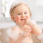 چند وقت یکبار باید مو‌های نوزاد خود را بشوییم؟