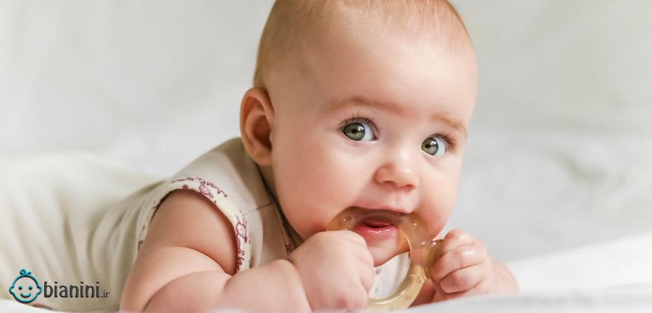 چه زمانی نوزادان دندان در می آورند؟