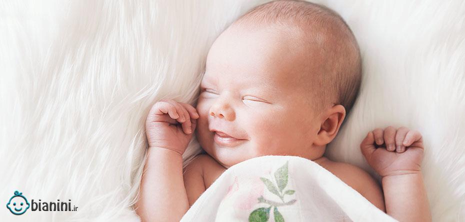 چه زمانی نوزادان شروع به لبخند زدن می‌کنند؟
