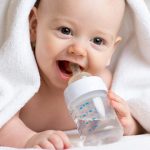 چه زمانی نوزادان می‌توانند آب بنوشند؟