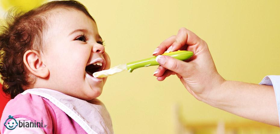 نوزادان چه زمانی می‌توانند غذا بخورند؟