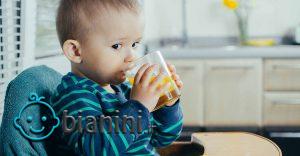 چه زمانی کودک من می‌تواند آب میوه بخورد؟