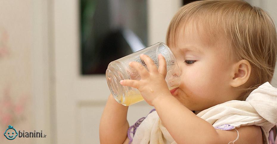 چگونه به کودک آموزش دهیم با فنجان بنوشد؟