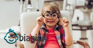 چگونه بفهمیم کودک به عینک نیاز دارد؟
