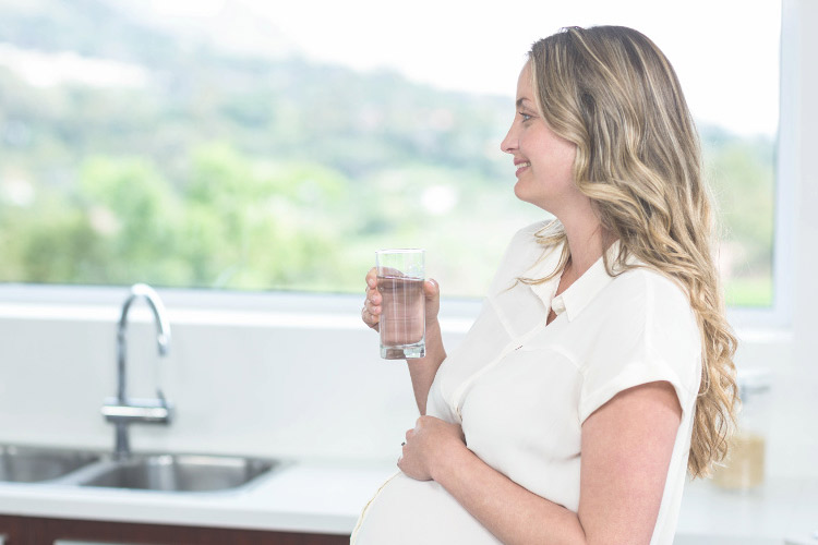 بسیاری از مادران باردار گله مند هستند که میلی به نوشیدن آب ندارند