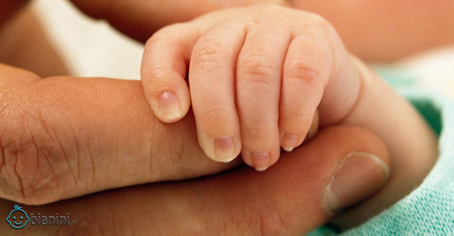چه چیزی باعث سرد شدن دست‌های نوزاد می‌شود؟