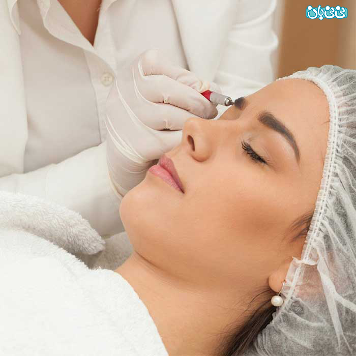 تاتو ابرو دائمی نیست، زیرا فقط در لایه بالایی پوست قرار می‌گیرد. با چرخش سلول ها، آرایش شروع به محو شدن می‌کند.