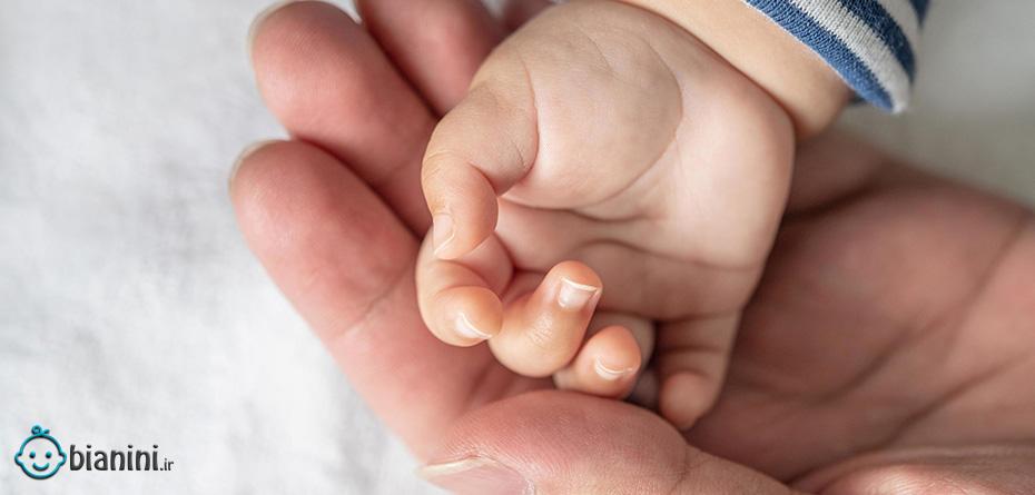آیا سردی دست‌های نوزاد باعث تب می‌شود؟