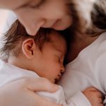 به چه علت نوزادان تازه متولد شده تنها در آغوش می‌خوابند؟