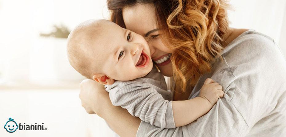 چه زمانی کودک شما شروع به لبخند زدن و خندیدن می‌کند؟