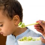 چگونه فرزندان خود را به خوردن غذا‌های متنوع ترغیب کنیم؟