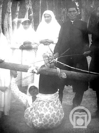 عکسی نایاب از فلک کردن خدمتکار زن در زمان قاجار