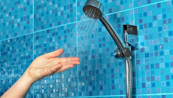 تاثیرات دوش آب سرد بر ساختن روزی با نشاط