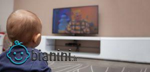 خیره شدن نوزاد به تلویزیون خطرناک است؟